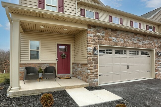 Building Photo - 4 bedroom