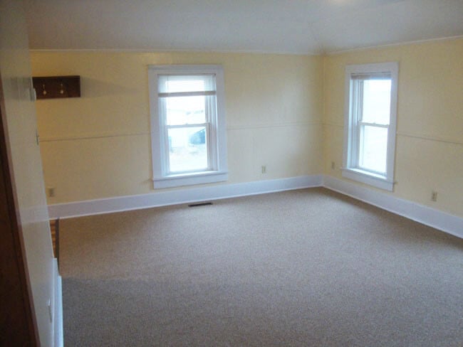 Living Room toward Entryway. - 415 Oak Dr