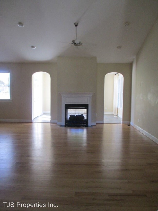 Building Photo - 102 Montreux Ln