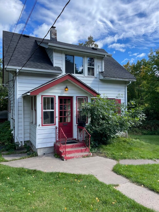 Building Photo - Duluth MN - 6 Bed - 3 Bath - Single Family...