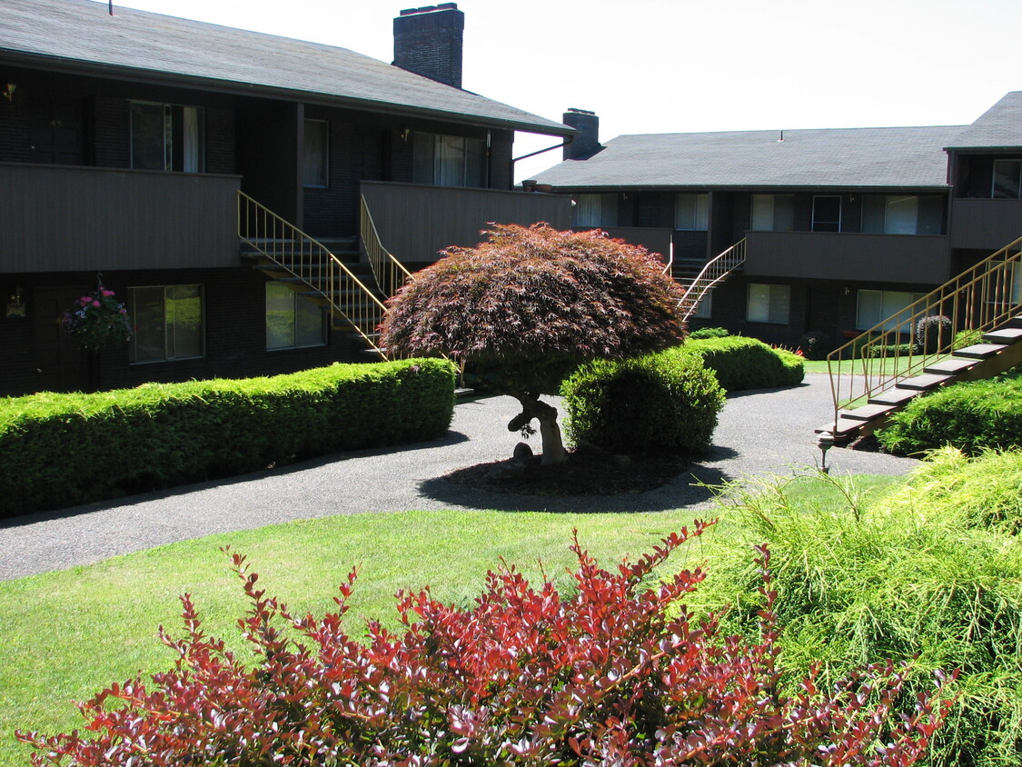 Private courtyard. - The Colony Senior Living