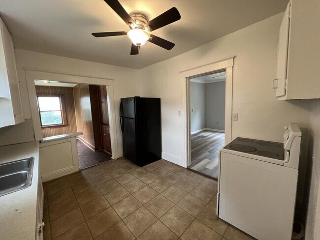 Building Photo - 608 Carrill Ct