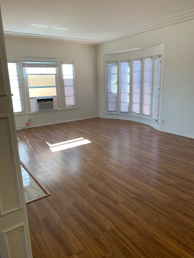 Spacious living room - 210 1/2 S Reeves Dr