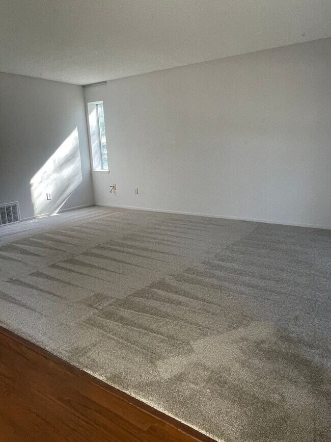 Foto del edificio - Upstairs End Unit 2 Bedroom 1 Bath