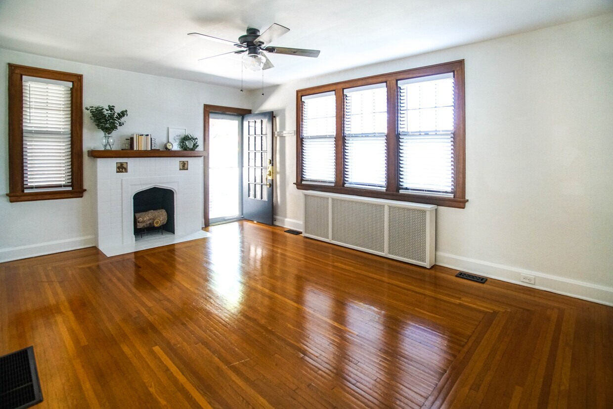 Living Room - 3609 Ault Park Ave
