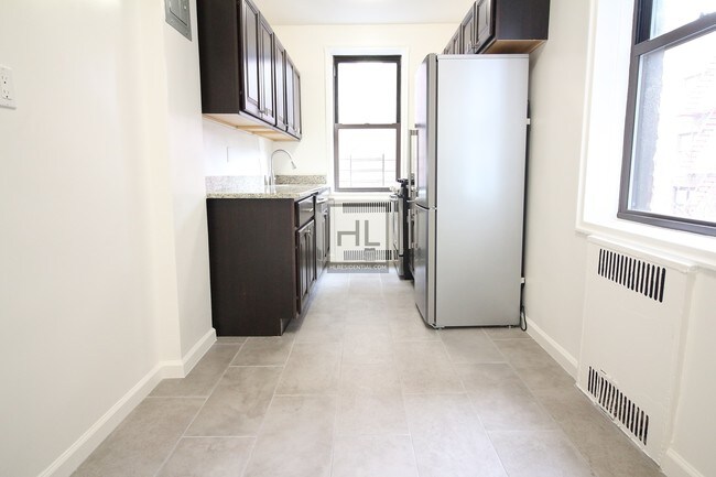 Foto del edificio - 8836 Elmhurst Ave