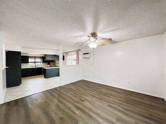 Foto del edificio - 9228 Oleander Ave