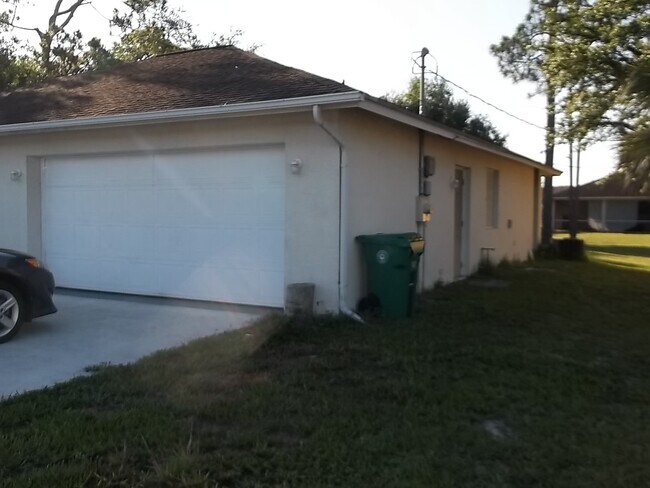 Foto del edificio - 744 SW Port St Lucie Blvd