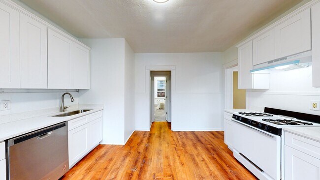 Foto del edificio - Spacious, Fully Renovated 3BR in Prime Eas...