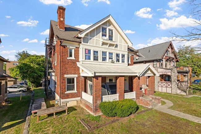 Foto del edificio - Massive  13-Bedroom House with huge Privat...