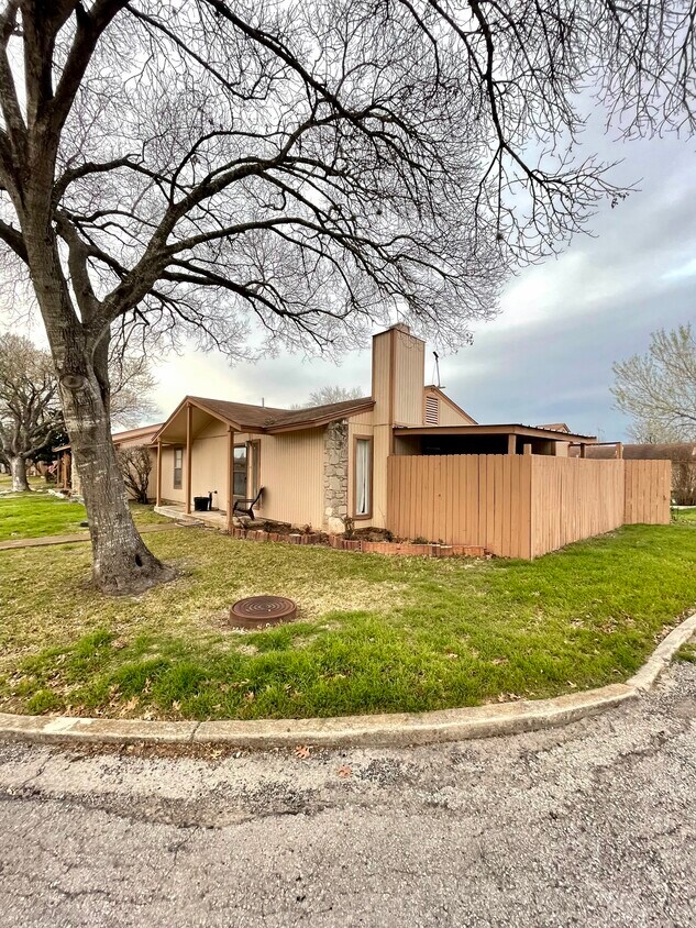 1051 Country Club Dr, Seguin, TX 78155 House Rental in Seguin, TX