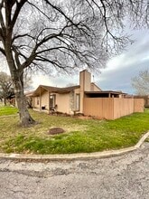 Building Photo - 1051 Country Club Dr