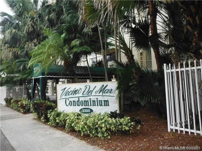 Foto del edificio - 2350 NE 135th St
