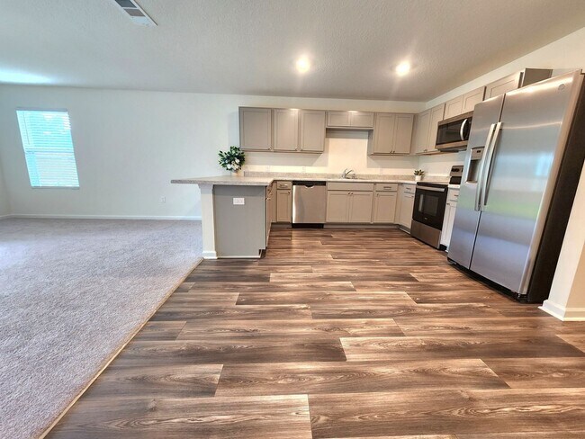 Building Photo - Stunning Nearly-New 4/2 in the Heart of Pe...