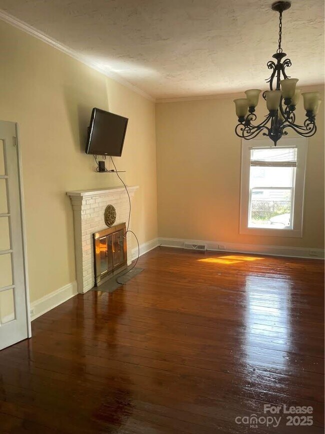 Building Photo - 136 Elm St