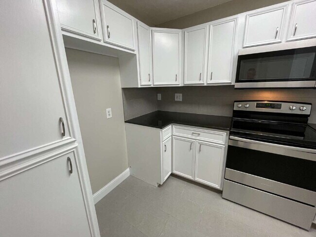 Building Photo - Completely remodeled and spacious 2 bedroo...