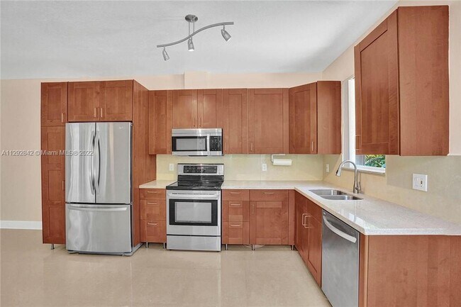 1565 Yellowheart Way photo'