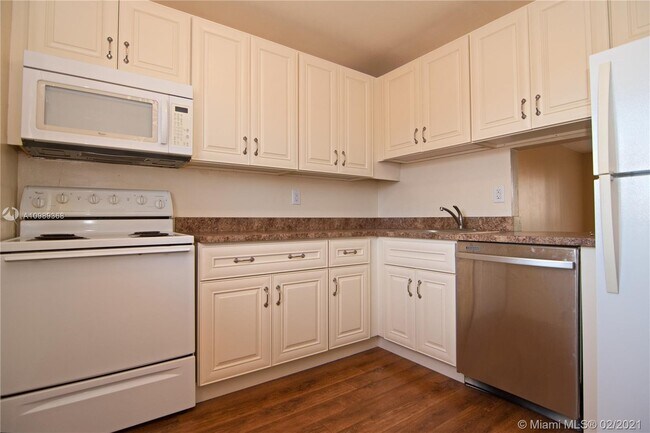 Building Photo - 7915 Camino Real