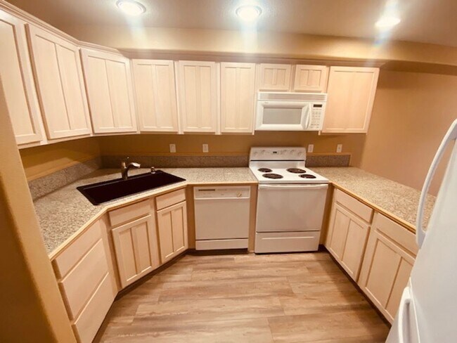 Building Photo - Charming Van Mall Condo