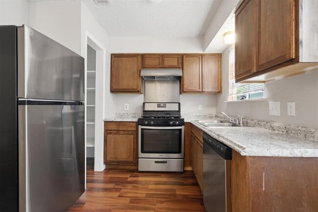 Foto del edificio - 6305 Emerald Forest Dr