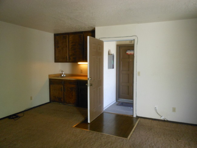 Living room w/ wet bar - 99 W Alexander Ave