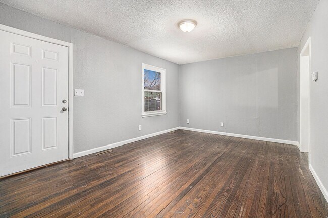 Foto del edificio - WOW! 4 BR, 1 BA: Move-In Ready!