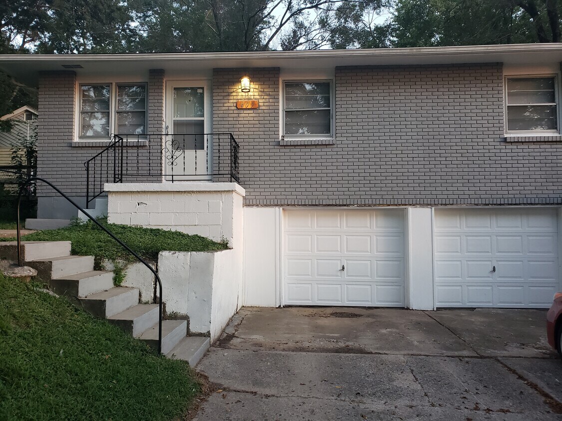 411 W Linden Ave, Independence, MO 64050 Townhome Rentals in