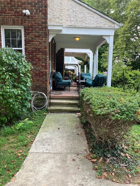 Building Photo - 342 E Allens Ln