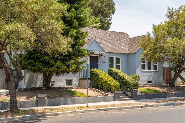 Foto del edificio - 4978 N. Maywood Ave