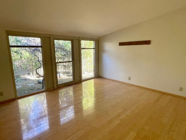 Building Photo - Charming Unique 4 Bedroom 2.5 Bath Located...