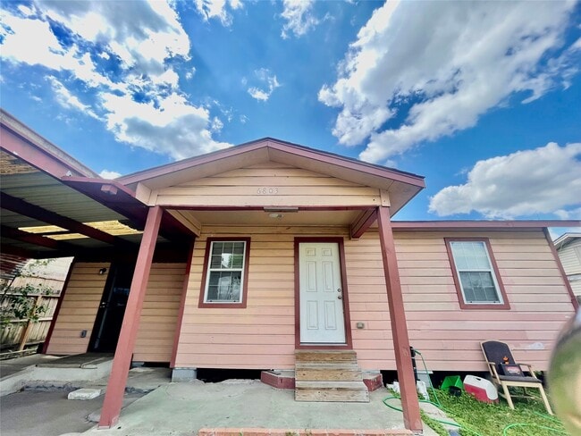 Foto del edificio - 6803 Bloom Dr