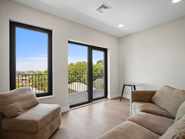 Foto del edificio - 249 Corey Rd