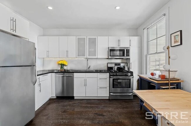 2 bedroom in Long Island City NY 11101 - 2 bedroom in Long Island City NY 11101 Townhome