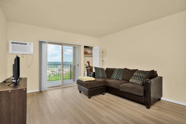 Building Photo - Deck Haus