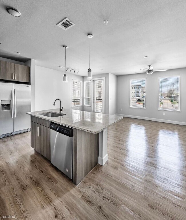 Foto del edificio - 1 br, 1 bath Condo - 2144 N I-35 Frontage Rd.