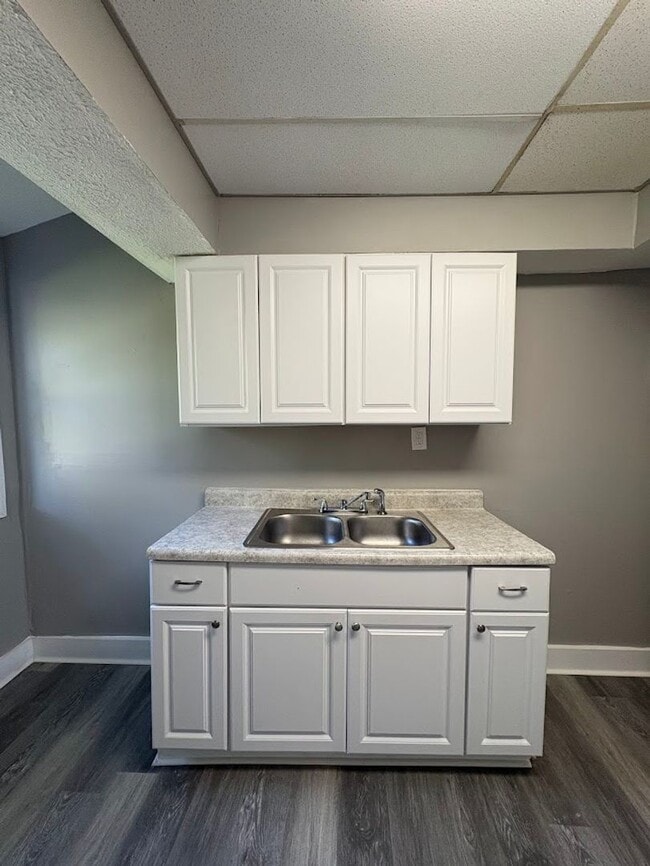 Building Photo - Three bedroom one bathroom townhouse for rent