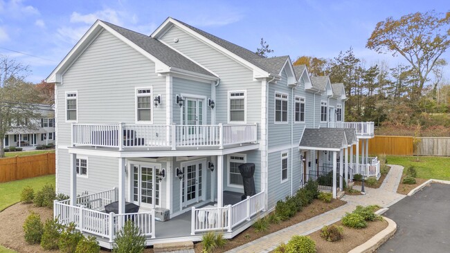 Building Photo - The Landing at Guilford