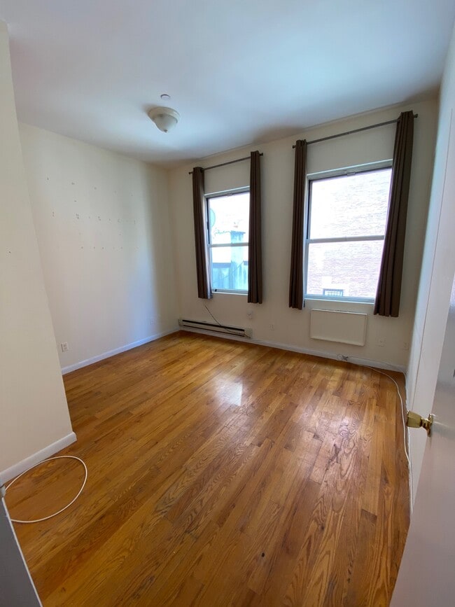 Dormitorio 1 con dos ventanas - 250 3rd Ave