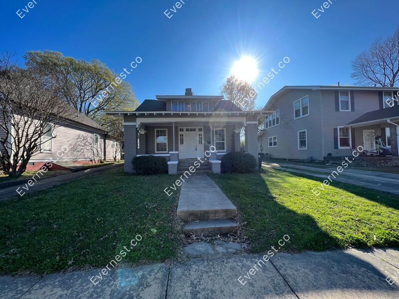 Foto principal - 1921 S Summit St