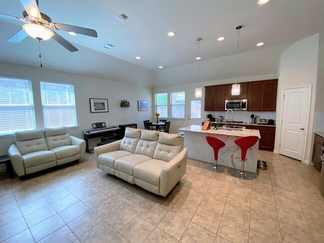 Building Photo - 1105 Bluebird Way