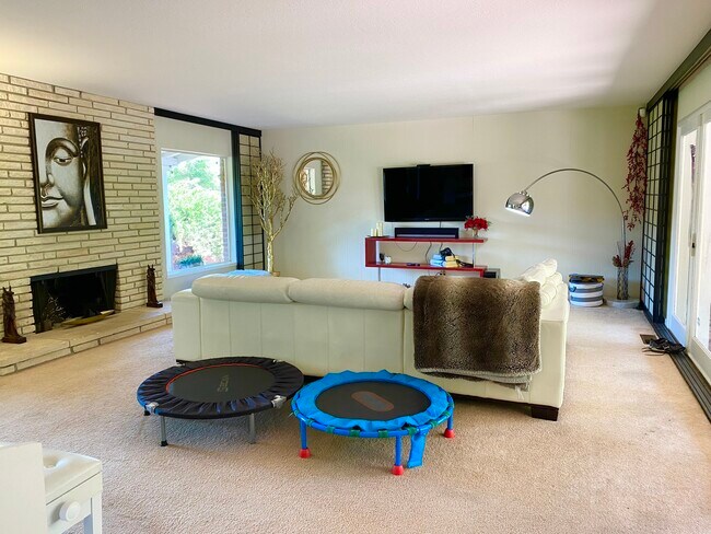 Building Photo - 818 Solana Dr