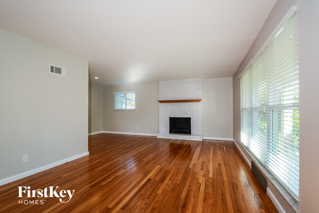 Building Photo - 551 Larsen Ln
