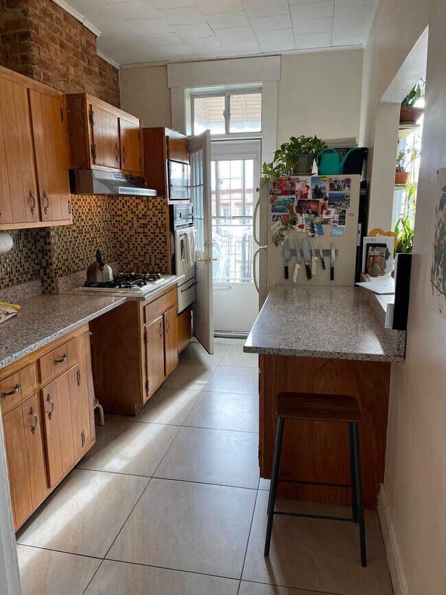 Apt 3 - 6072 69th Ave