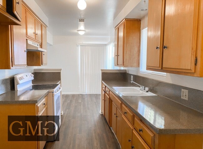 Building Photo - 2 Bedroom, 2 Bathroom Duplex in Hemet - Av...