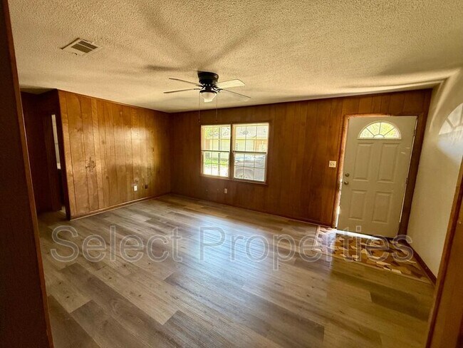 Foto del edificio - 819 W Matthews Ave