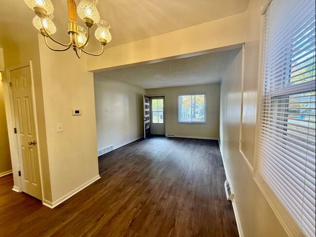 Foto del edificio - 2 Bedroom Duplex In Wyoming Available December 1st