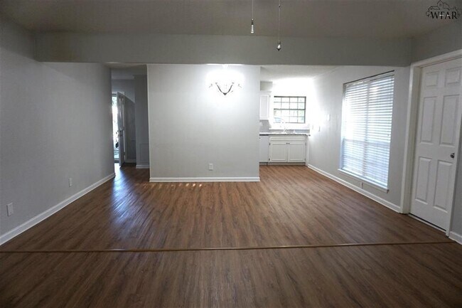 Building Photo - 2801 Delta Dr