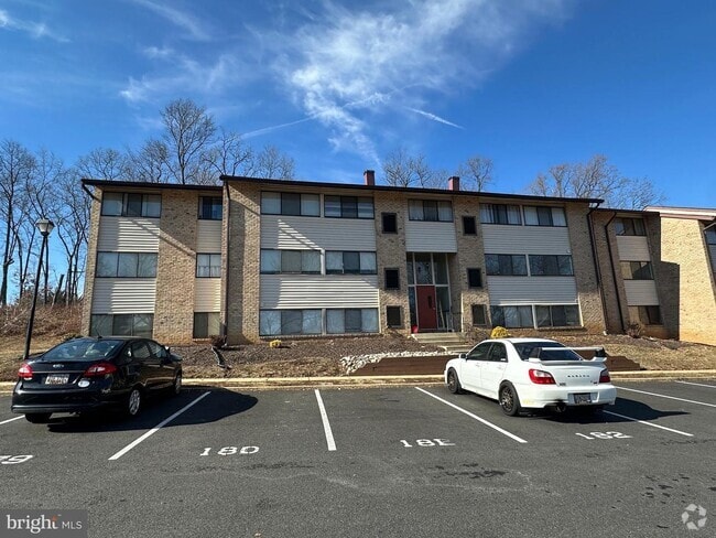 Building Photo - 140 Royal Oak Dr