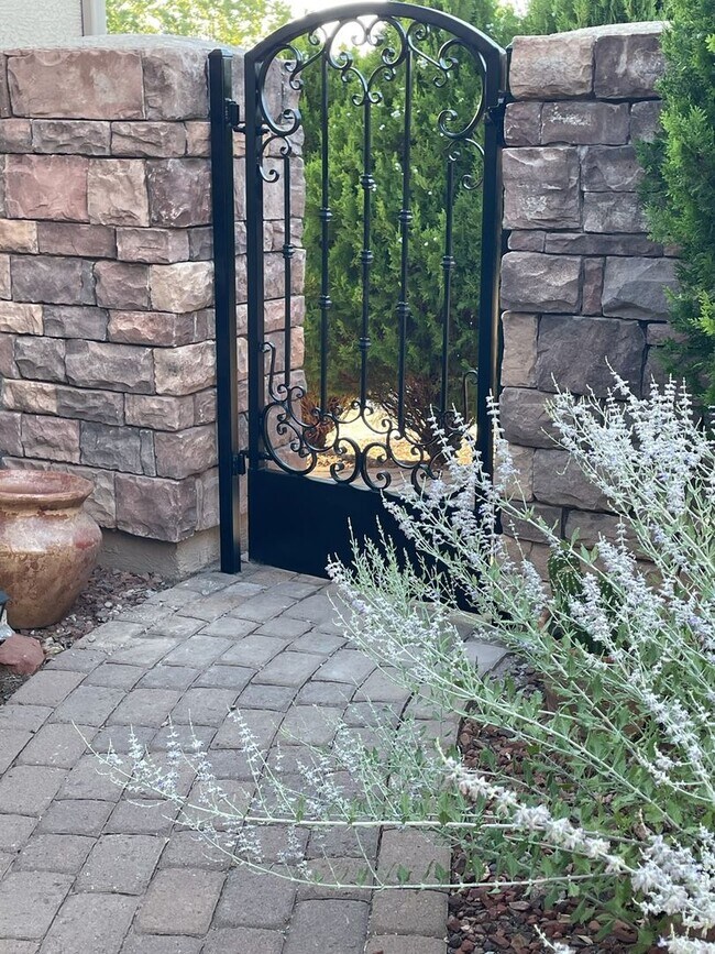 Foto del edificio - FULLY FURNISHED LUXURY HOME ON GOLF COURSE