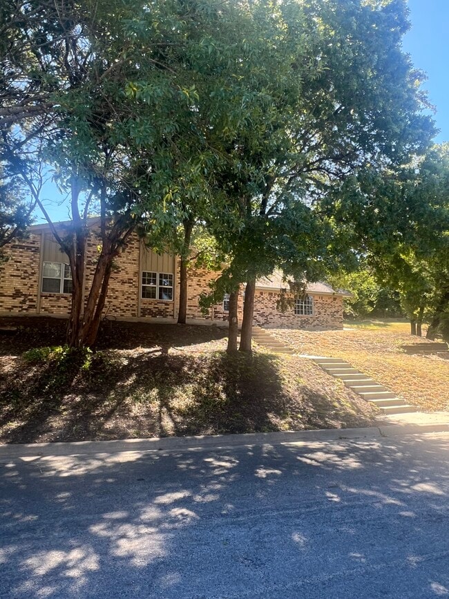 Building Photo - 827 Cliffside Dr